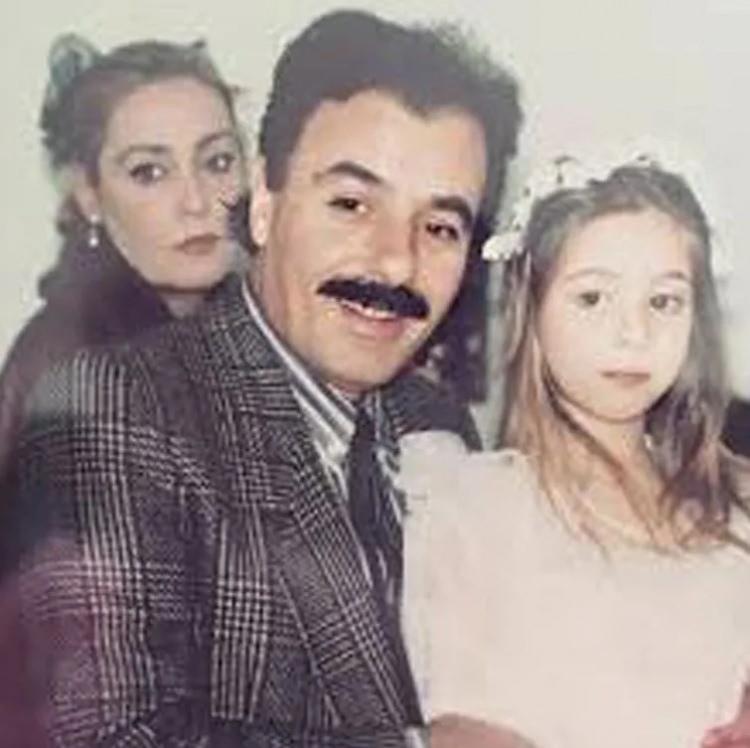 <p>Baba-kız arasında <strong>soyadı krizi</strong>yle başlayan anlaşmazlığın mahkemeye taşınması ve &uuml;nl&uuml; şarkıcı, kızının "<strong>Tayfur"</strong>&nbsp;soyadını ticari ama&ccedil;la kullanmasına izin vermemesi sonrası,&nbsp;<strong>Tuğ&ccedil;e Tayfur</strong> olayı sosyal medyaya taşımış ve tepkisini g&ouml;stermişti.</p>
