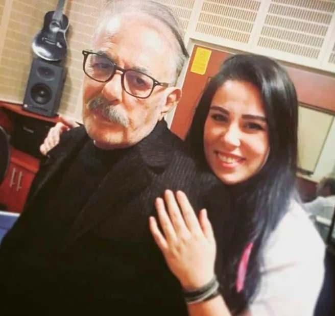 <p><span style="color:#FF0000"><strong>"BABAM AYAKTA DURAMIYORKEN İMZA ATTIRILMIŞ"</strong></span></p>

<p><strong>"Bir bahaneyle imzası mı alınmış yoksa? Yani yasal olmayan bir imza mı söz konusu?" sorusuna da yanıt veren Tuğçe Tayfur, "Bir heyet raporu olduğu konuşuluyor ama ortada heyet raporu yok. Tek bir doktordan sürekli imza alınmış, farklı vasiyetler için. Onun dışında çok çok hastayken, artık ayakta duramıyorken notere götürülüp imza attırılmış.</strong></p>
