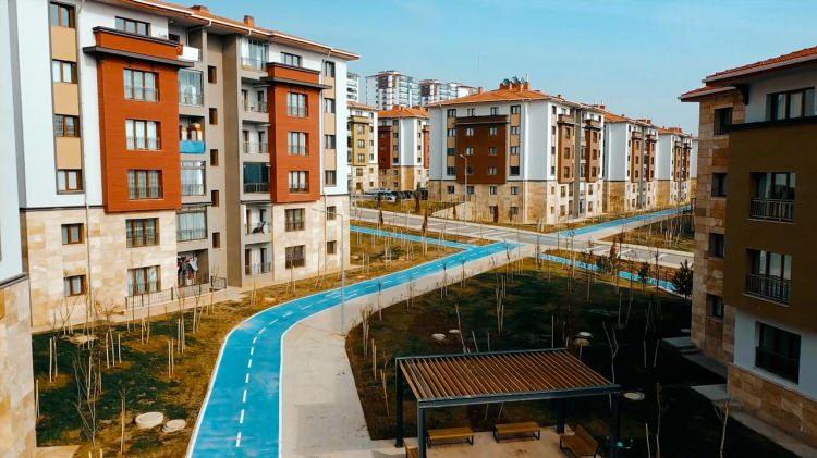 <p>Endeksa’nın Eylül 2025 verilerine göre, yıllık kira getirisi sıralamasında ilk sırada Ankara yer aldı. Başkentte ortalama kiralık konut fiyatı 28 bin 218 lira olurken, fiyata göre getirisi yüzde 9,33 olarak hesaplandı.</p>