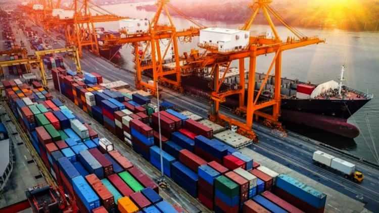 <p>Bunu, 2,4 milyar dolarla "bilgisayarların, elektronik ve optik ürünlerin imalatı" ve 1,8 milyar dolarla "eczacılıkla ilgili, tıbbi, kimyasal ve bitkisel ürünlerin imalatı" izledi.</p>
