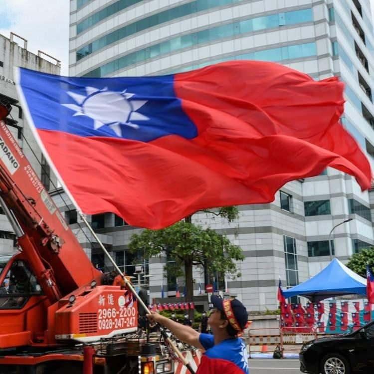 <p><span style="color:#B22222"><strong>14)&nbsp; TAYVAN</strong></span></p>
