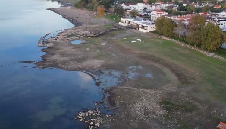 <p><strong>"BALIK BİLE NEREDEYSE TÜKENMEK ÜZERE"</strong></p>
<p>Balıkçılar teknelerini göle indirmekte zorlanırken, su seviyesindeki değişimin son yıllarda hızlandığını belirten Murat Yakar, <strong>"İznik doğumluyum. Çocukluğumuz buralarda geçti. Eskiden hep buralar su olurdu. Büyüklerimiz de düne kadar kayıklarını buradaki kıyıya bağlardı. Şimdi herkes iskele yapıyor. 5 metre yaptıkları iskele karada kalıyor, 5 metre daha ekliyor, o da karada kalıyor. İskelemizi 30 metre uzattık. Buralar zaten batak ve balçık durumda. Balık bile neredeyse tükenmek üzere. Kamışlıklar, sazlıklar karada kaldı. Ne diyeceğimizi şaşırdık artık. 10-15 bin TL bir tane tekne pervanesi. Geçen ay en az 5-6 kişi, ben dahil pervanemizi vurduk"</strong> dedi.</p>