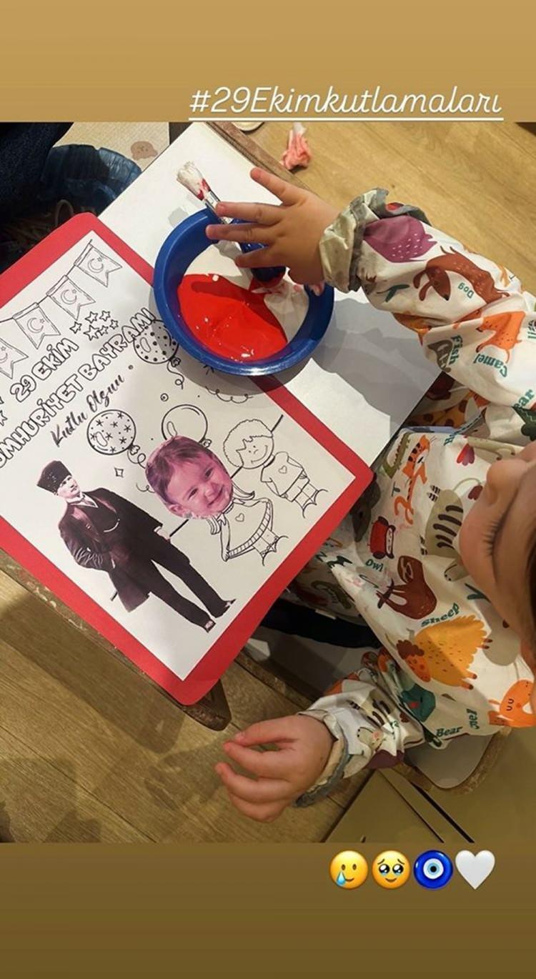 <p><span style="color:#FF0000"><strong>YILDIZ ÇAĞRI ATİKSOY</strong></span></p>

<p><strong>Ünlü oyuncu Yıldız Çağrı Atiksoy, kızı Mire Milena'nın 29 Ekim Cumhuriyet Bayramı temalı faaliyetini sosyal medya hesabından paylaşarak "29 Ekim kutlamaları" notunu düştü.</strong></p>
