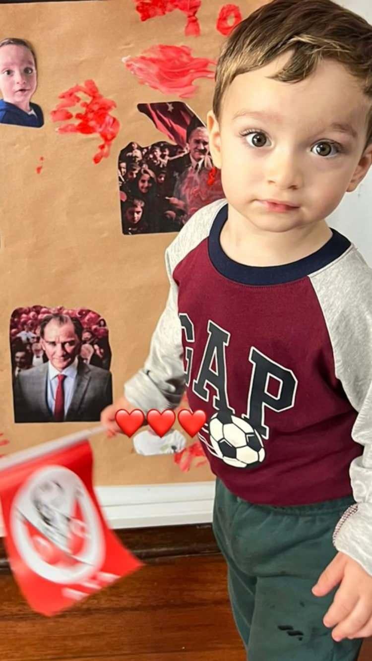 <p><span style="color:#FF0000"><strong>YASEMİN ŞEFKATLİ</strong></span></p>
<p><strong>Usta sanatçı İbrahim Tatlıses'in oğlu İdo Tatlıses ve Yasemin Şefkatli çifti de ikizleriyle bayram coşkusu yaşadı. </strong></p>