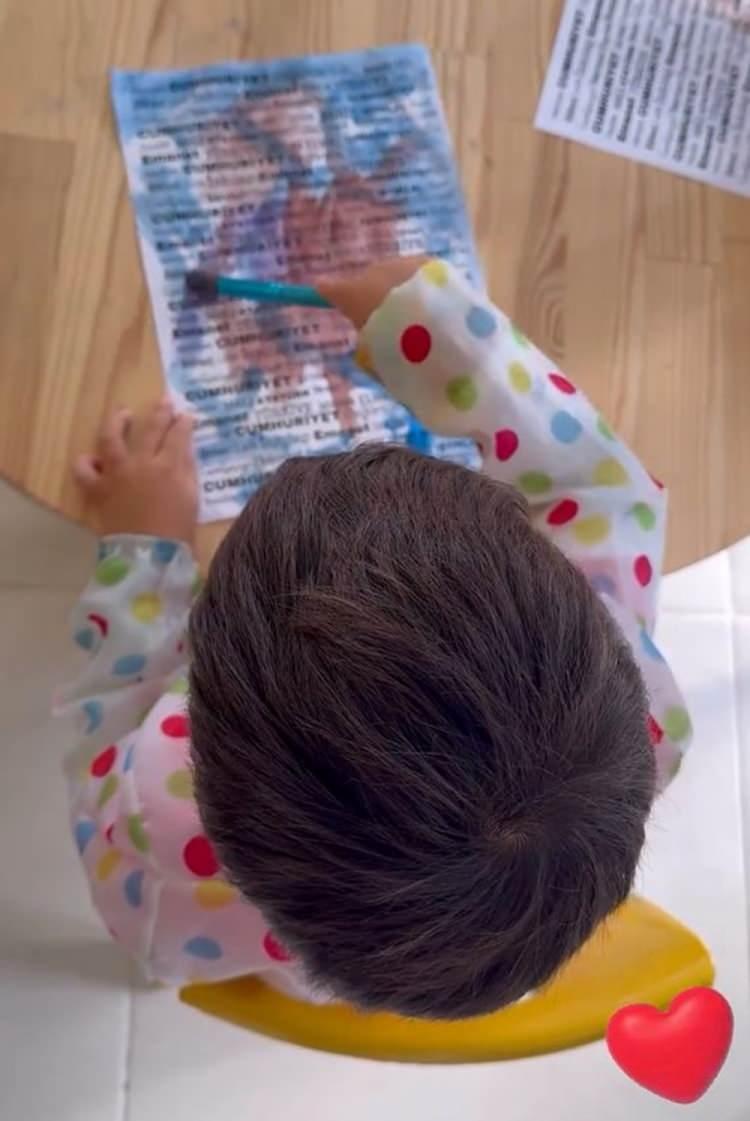 <p><span style="color:#FF0000"><strong>BURCU KARA</strong></span></p>
<p><strong>Ünlü oyuncu Burcu Kara, oğlu Can'ın 29 Ekim Cumhuriyet Bayramı için faaliyet yaptığı anları sosyal medya hesabından paylaştı.</strong></p>