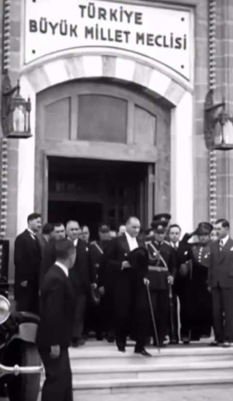 <p><span style="color:#FF0000"><strong>ARDA TÜRKMEN</strong></span></p>

<p><strong>Ünlü şef Arda Türkmen paylaşımına, "Cumhuriyetimizin yeni yaşı kutlu olsun… Hepimizin 29 ekim Cumhuriyet bayramı kutlu olsun… Ne mutlu Tūrkūm diyene" notunu düştü.</strong></p>
