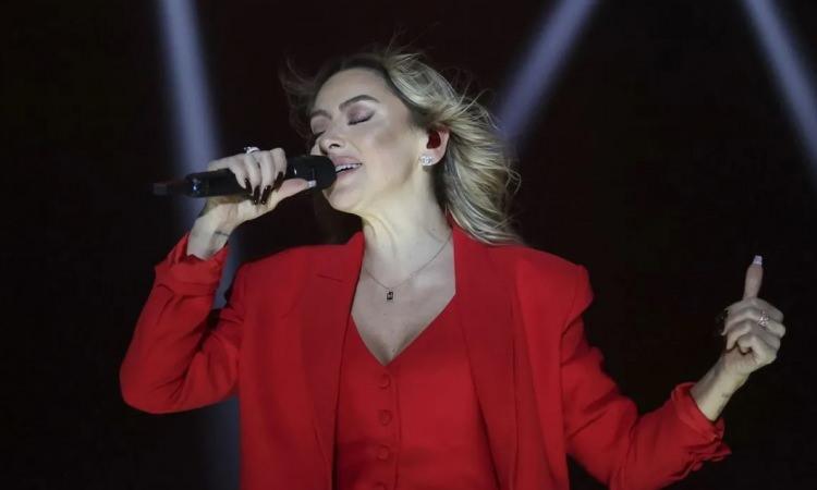 <p>İki ayrı mekânda sahne alacak olan Hadise'nin  bu kadar yüksek bir ücret talep etmesinin nedeni ise büyük prodüksiyon ekibiyle çalışması ve çok sayıda dansçıyla sahneye çıkması olarak açıklandı.</p>
