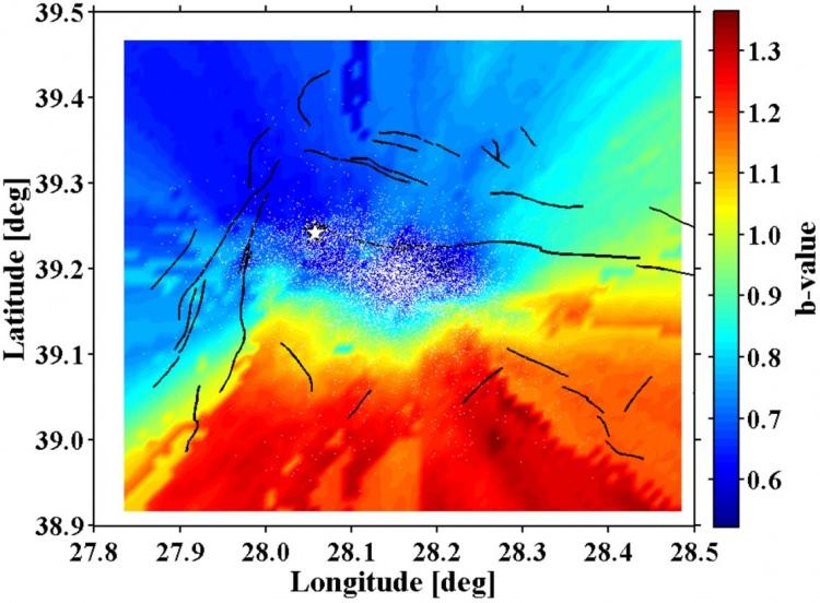 <p><strong>Hemen kuzeyinde Düvertepe fay zonu, güneyinde ise Soma-Kırkağaç fay zonu yer alıyor. Bunun altında graben sistemi bulunuyor. Dolayısıyla birbirine yakın, farklı yönlere uzanan pek çok fay ve tektonik birim mevcut.</strong></p>

