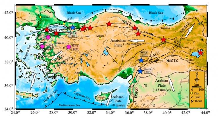 <p><strong>Bu deprem fırtınasının yaşandığı bölgelerde, özellikle Sındırgı ve çevresinde yapısal bir problemi olan vatandaşlarımızın, bir an önce devletin ilgili kurum ve kuruluşlarına başvurarak binalarını denetletmelerini tavsiye ederim."</strong></p>
