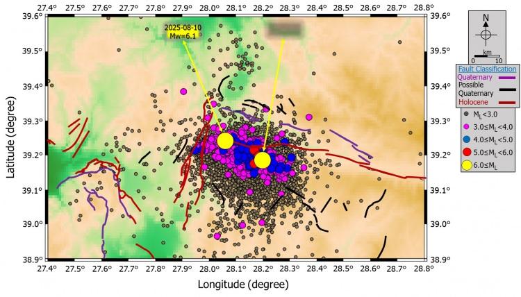 <p><span style="color:#A52A2A"><strong>11 BİN 500'DEN FAZLA DEPREM YAŞANDI</strong></span></p>

<p> </p>

<p>10 Ağustos'tan bu yana 11 bin 500'den fazla depremin küçük bir alanda kaydedildiği, bunlardan 5'ten büyük 3, 6'dan büyük ise 2 depremin bulunduğu bildirildi. </p>

<p> </p>

<p>10 Ağustos ve 27 Ekim tarihlerinde yaşanan iki büyük depremin birbirine çok yakın noktalarda gerçekleştiği, bu durumun aynı fay sisteminin aktif olduğunu gösterdiği ifade edildi.</p>
