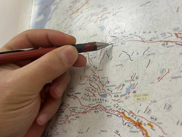 <p><span style="color:#A52A2A"><strong>BÖLGEDE 6 BÜYÜKLÜĞÜNDE BİR DEPREM DAHA BEKLENİYOR</strong></span></p>

<p> </p>

<p>Bölgenin jeolojik açıdan oldukça karmaşık bir yapıya sahip olduğuna dikkat çeken Alkan, sözlerini şöyle sürdürdü: </p>

<p> </p>

<p><strong>"Bölgeye baktığımızda, burada Simav fay zonu bulunuyor. Batı-kuzeybatı yönünde devam eden bu fay, Gelenbe fay zonu ile çarpışıyor.</strong></p>
