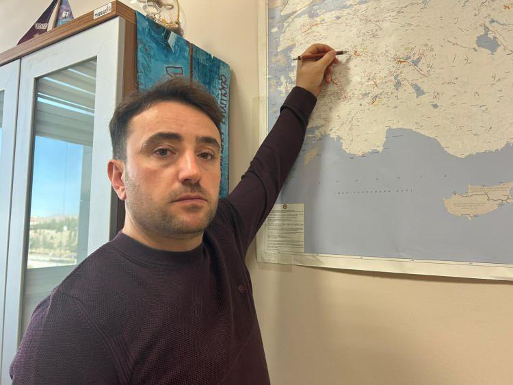 <p><span style="color:#A52A2A"><strong>"AKTİVİTENİN HÂLÂ DEVAM EDEBİLECEĞİNİ DÜŞÜNÜYORUZ"</strong></span></p>

<p> </p>

<p>Son olarak Ege Denizi'ndeki Santorini bölgesinde yaşanan bir deprem fırtınasını tecrübe edildiğini dile getiren Alkan,<strong> "Bu deprem de yaklaşık 2 ay sürmüş ve sonlanmıştı. Fakat Balıkesir civarındaki, <span style="color:#A52A2A"><em>özellikle Sındırgı çevresindeki bu aktivitenin hâlâ devam edebileceğini düşünüyoruz.</em></span> Tabii bunu nereden söylüyoruz? Farklı üniversitelerden hocalarla birlikte yürüttüğümüz ve şu an basıma hazırladığımız bir çalışmamız var. Çalışmada Prof. Dr. Aydın Büyüksaraç ve Prof. Dr. Mehmet Ali Yücel, Yıldız Teknik Üniversitesi'nden Prof. Dr. Atınç Pırtı, Sivas Cumhuriyet Üniversitesi'nden Prof. Dr. Özcan Bektaş, Gümüşhane Üniversitesi'nden Prof. Dr. Serkan Öztürk, Bursa Uludağ Üniversitesi'nden Doç. Dr. Mustafa Şenkaya ve ben yer alıyoruz. Geniş bir ekiple bu süreci anlamlandırmaya çalışıyoruz."</strong> diye konuştu.</p>
