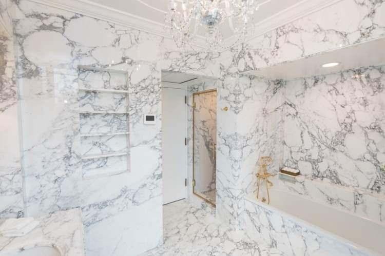 <p><strong>Bu ayın başlarında Beyaz Saray'da verdiği bir akşam yemeğinde banyoda yaptığı değişikliklerden bahseden Trump, banyonun eski tarzının "tam olarak Abraham Lincoln tarzı olmadığını" söylemişti.</strong></p>
