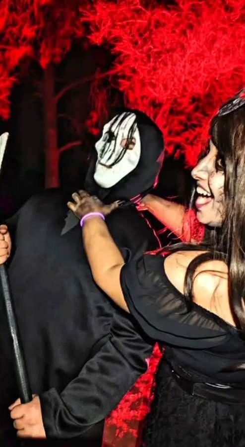 <p>Dünyada her yıl 31 Ekim'de ilginç ve korkutucu kıyafetler giyilerek kutlanan 'Cadılar Bayramı', ülkemizde de bazı kesimler tarafından garip kıyafetler ve maskeler ile kutlandı. </p>