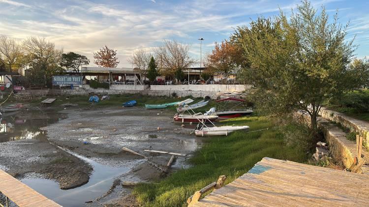 <p>Köylere kurulan göletlerin de İznik Gölü'nü besleyen su kaynaklarına zarar verdiği belirtilirken, sanayide kullanılması için çekilen suyun da göldeki çekilmelere neden olduğu iddia ediliyor.</p>
