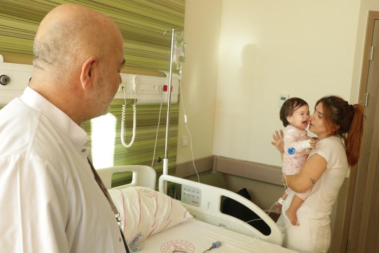 <p>Kayseri'de 15 aylık A.Y.Ç.'nin yemek borusuna, evde oyun oynadığı sırada düğme pil ve lego oyuncak parçası kaçtı. O sırada yanında olan 4 yaşındaki kardeşi, 'Kardeşim lego yuttu' diyerek annesini çağırdı. </p>