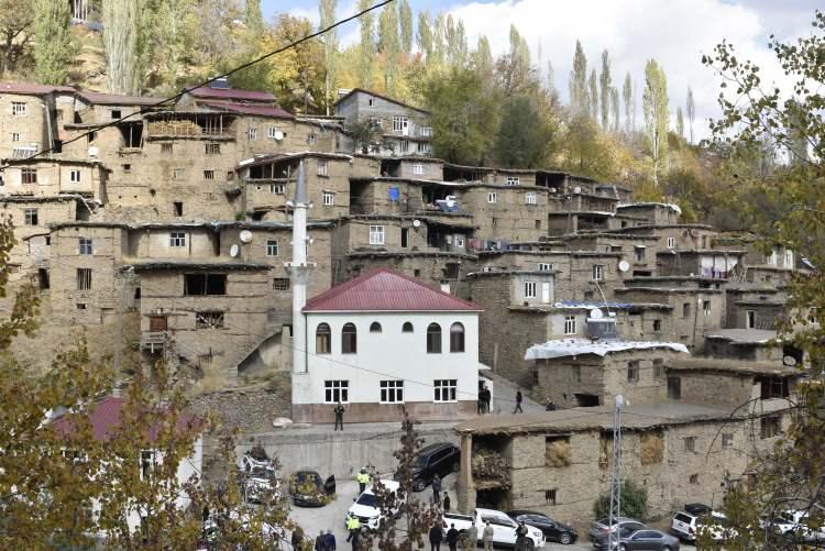 <p><span style="color:#A52A2A"><strong>"ÇALIŞMA BAŞLATACAĞIZ"</strong></span></p>
<p> </p>
<p>Kentin kadim kimliğine vurgu yapan ve tarihi dokuları çok sayıda barındırdığını söyleyen Vali Karakaya, <em><strong>"Bu örneklerden birini hep birlikte görüyoruz. Gerçekten görsel bir şölen. Sonbaharın güzelliğiyle birleşince, adeta bizi asırlar öncesine götüren bir atmosfer oluşuyor. Hizan ilçemizde buna benzer köylerimiz de mevcut. <span style="color:#A52A2A">Bu köylerin korunması için arkadaşlarımızla birlikte çalışma başlatacağız.</span> Ayrıca tarihi ve doğal güzelliklerin yanı sıra vatandaşlarımızın ihtiyaç duyduğu hizmetlerin de planlanması amacıyla buradayız."</strong></em> ifadelerine yer verdi. </p>