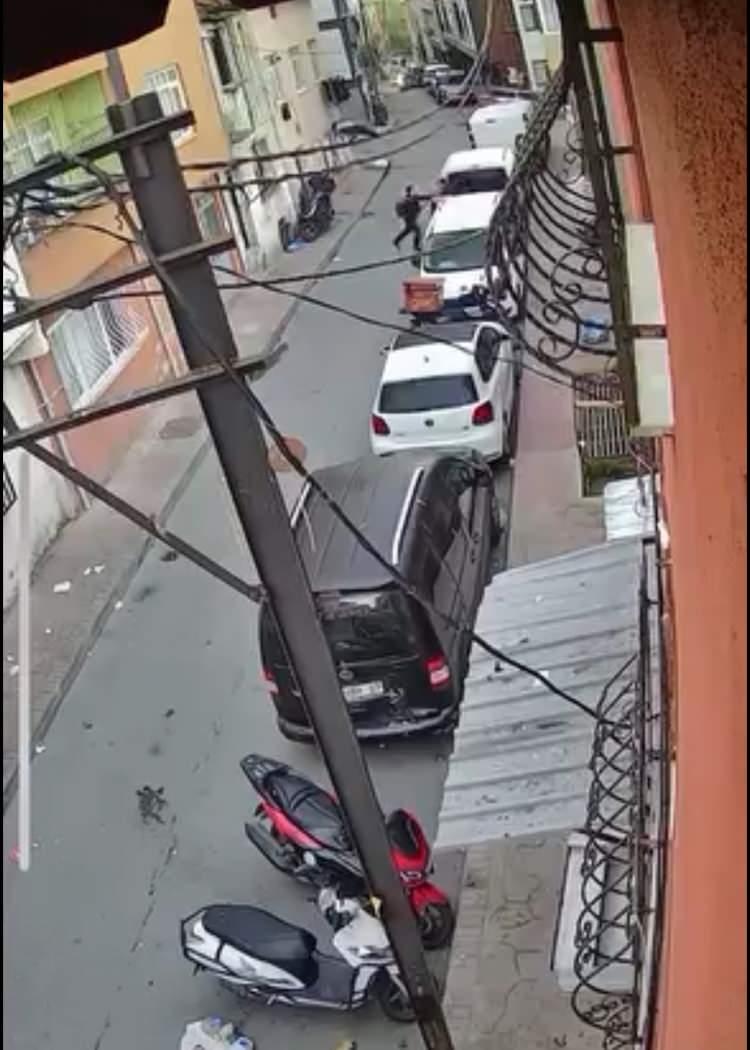 <p><span style="color:#A52A2A"><strong>"KATLİAM YAPACAĞIM MİRAÇ OKULA GELEMEYEBİLİR" DEMİŞ</strong></span></p>

<p>Olayla ilgili konuşan M.A. <strong>"Sabah okula giderken arabanın arkasında pusuyordu. Sonra ben çıktım bana bıçak vurdu. Bu çocuğun psikoloji bozuk, herkese sataşıyor. Sonra ben de ona sataştım ama biz konuyu kapatmıştık. Sonra bir sabah çıktı, böyle oldu. Pusu kurdu. Arkadaşlarıma <span style="color:#A52A2A"><em>'Katliam yapacağım, yarın Miraç okula gelemeyebilir'</em> demiş. </span>Tüm sınıf zaten ondan şikayetçi. Sonra ben direkt eve koştum, babam ambulansı aradı. Ambulans gelmeyince komşunun arabasıyla hastaneye gittik. Orada da 4 dikiş atıldı. Yakalandı şu an gözaltında. Daha önce böyle bir olayı olmamış, kimseyi bıçaklamamış. Bıçağı cebine koymuş sonra karakolda bulmuşlar."</strong> dedi.</p>
