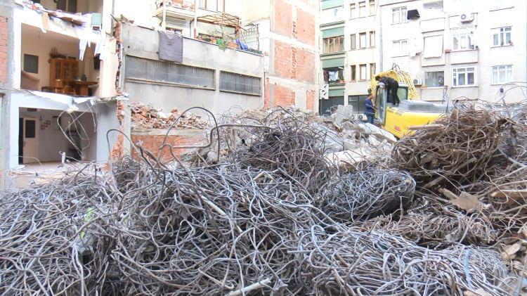 <p><span style="color:#A52A2A"><strong>YIKIM KARARI ÇIKTI</strong></span></p>
<p> </p>
<p>İddiaya göre, 4 katlı bina için kentsel dönüşüm projesi kapsamında yıkım kararı çıktı. </p>