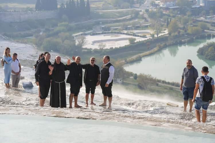 <p>Çoğumuz ilk kez geldik Hierapolis'e. Orası da bizi son derece heyecanlandırdı. </p>

