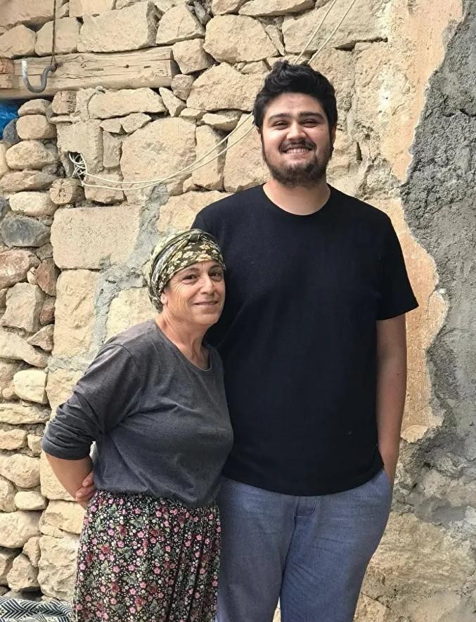 <p>Bu süreçte babasını kaybetmesine rağmen hedefinden kopmayan ve azmiyle kısa sürede sınavlara hazırlanan Ulaş, tüm aşamaları başarıyla geçerek Bayburt Polis Meslek Eğitim Merkezi'ne (POMEM) yerleşti ve eğitim sürecinin ilk haftalarını başarıyla tamamladı.</p>

<p> </p>
