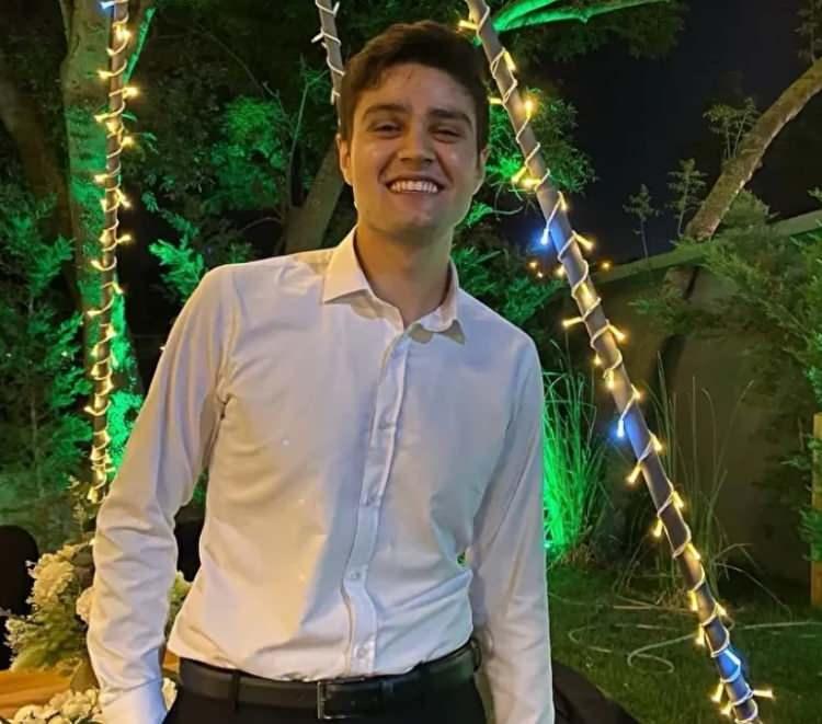 <p><span style="color:#B22222"><strong>"4,5 AYDA 150 KİLODAN  84 KİLOYA DÜŞTÜM"</strong></span></p>

<p>Mart ayına kadar kilo endeksini tutturması gerektiği için eve koşu bandı aldıklarını belirten Ulaş, <strong>"Koşu ile kısa bir zamanda çok fazla kilo verdim. Kasımda başladım koşuya, o dönem babam vefat etti, biraz ara verdim. Ortalama 4,5 ayda 150 kilodan 84 kiloya kadar düştüm"</strong> dedi.</p>
