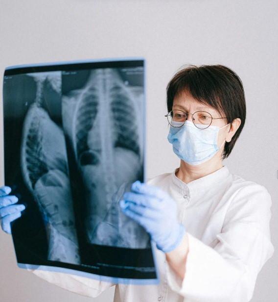 <p><em><strong>"Gerekli aşamalardan geçerken önce ultrasonda bir böbreğimin olmadığını söylediler. Ben şaka yapıyorlar sandım sonra tomografiye girdim. Doktor beni geri çağırdı. Böbrek yüzünden önce geçerli demişti ama sonra 'Mevzuatı inceledim uygun değilsin.' diyerek üstümü çizdi. Okula döndüm polis arkadaşlarımla konuştum, emsal bir karar da olmadığı için polis olarak okuldan mezun olamayacağımı anladım, bunun üzerine okulu bıraktım"</strong></em></p>
