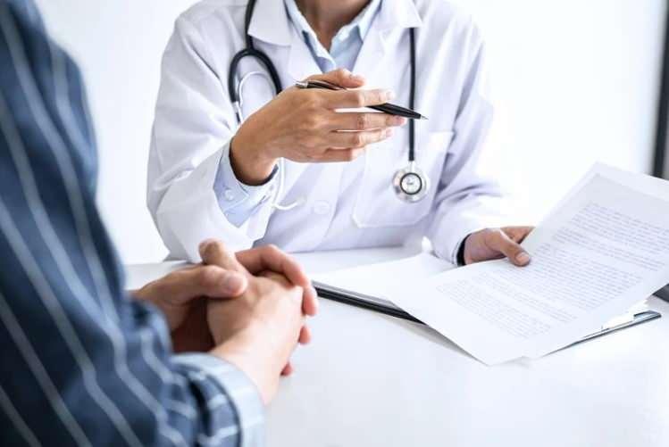 <p>Ulaş, bu yaşına kadar sağlıkla ilgili bir sorun yaşamadığını, doğuştan tek böbreği olduğunu öğrenince de çok şaşırdığını kaydederek, <em><strong>"Ultrasonda ilk başta çektiklerinde yanılma payı var, bu bana küçük de olsa umut olmuştu. Hiç başıma gelmemişti böyle bir şey. Kilolu olduğum dönemde de böbrekle ilgili bir sıkıntım hiç olmamıştı, annem de hemşireydi. Tomografi sonucu çıkınca artık ikna oldum"</strong></em></p>
