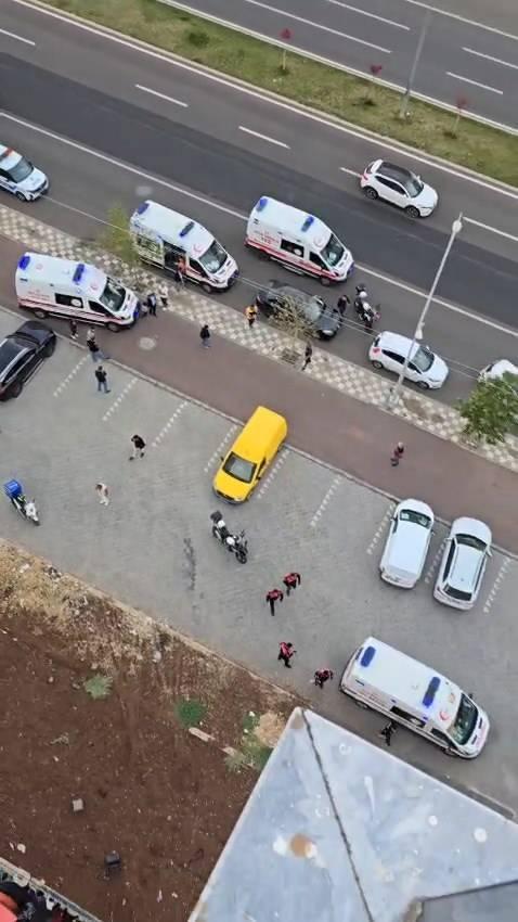 <p>Silahla ateş eden bir kişinin ise otomobille olay yerinden kaçtığı görüldü. İhbarla bölgeye sağlık ve polis ekipleri sevk edildi. </p>
