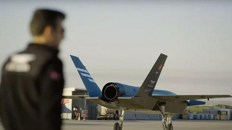 <p><span style="color:#B22222"><strong>BAYKAR ZİRVEDE</strong></span></p>

<p> </p>

<p>Baykar, Türkiye’nin savunma sanayiindeki tartışmasız ihracat lideri olarak öne çıktı. Globes haberi, <strong>"Bayraktar TB2, Akıncı ve diğer modeller, Cumhurbaşkanı Erdoğan’ın damadı Selçuk Bayraktar’ın liderliğinde geliştiriliyor. Şirket, 2024’te 1.8 milyar dolarlık ihracat hacmiyle Türkiye’nin savunma sanayiinde zirveye yerleşti"</strong> sözleriyle Türkiye’nin başarısını istemeden de olsa kabul etti.</p>
