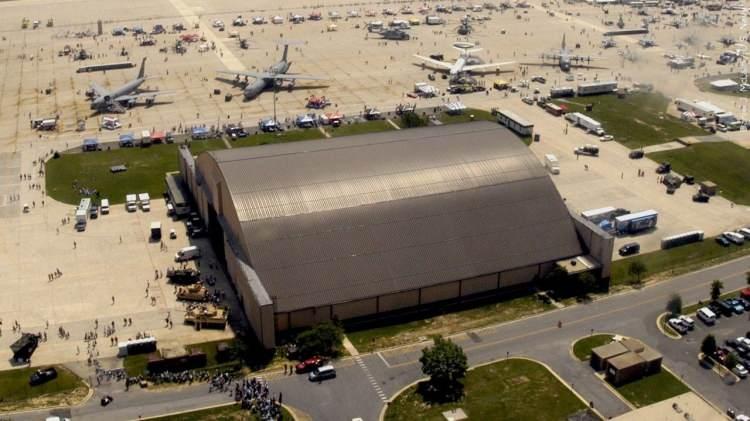 <p><span style="color:#B22222"><strong>BEYAZ TOZ İÇEREN ZARF AÇILDI</strong></span></p>

<p> </p>

<p>Yetkililere göre olay, Perşembe günü saat 13.00 civarında Hava Ulusal Muhafız Hazırlık Merkezi’nin bulunduğu bir binada meydana geldi.</p>

<p> </p>

<p>Şüpheli zarfın açılmasının ardından birkaç kişi üssün Malcolm Grove Tıp Merkezi’ne nakledildi. CNN, binanın tamamen tahliye edildiğini aktardı.</p>
