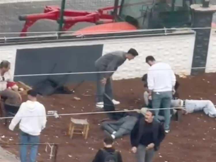 <p><span style="color:#A52A2A"><strong>TARTIŞMA KAVGAYA DÖNÜŞTÜ</strong></span></p>

<p> </p>

<p>İş yerine gelen grup ile içeride bulunanlar arasında tartışma çıktı. Kısa sürede büyüyen tartışma, silahlı kavgaya dönüştü. </p>
