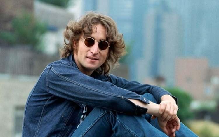 <p><strong><span style="color:#B22222">9)  JOHN LENNON</span>  |  1960 yılında öldü.</strong></p>

<p> </p>

<p>Kasım ayında prömiyer yapacak yeni bir HBO belgeseli, Lennon'ın The Beatles'tan ayrıldıktan sonra verdiği tek tam uzunlukta konsere, 1972'de New York'taki Madison Square Garden'da Yoko Ono ile birlikte verdiği yardım konserine odaklanacak. Diğer merhum müzisyenleri anan projelerle aynı çizgide olursa, film, Ono'nun hala haklarına sahip olduğu Lennon'ın solo müziklerinin dinlenme sayılarını artırabilir. </p>
