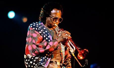 <p><strong><span style="color:#B22222">5)  MILES DAVIS</span>  |  1991'de öldü</strong></p>

<p> </p>

<p>Gelecek yıl caz efsanesinin 100. doğum günü öncesinde, halka açık katalog satın alma şirketi Reservoir Media, Davis'in mirasının %90'ını satın aldı ve işlerini hızlandırmayı planlıyor. New York'taki Lincoln Center gibi mekanlarda ülke çapında canlı yüzüncü yıl performansları duyuruldu ve Mayıs ayında F1'den Damson Idris, yakında çıkacak biyografik filmde ikonik trompetçiyi canlandırmak için sözleşme imzaladı.</p>
