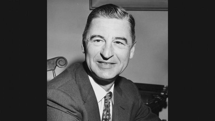 <p><strong><span style="color:#B22222">2)  DR. SEUSS</span>  |  1991 yılında öldü</strong></p>

<p> </p>

<p>Theodor Seuss Geisel olarak dünyaya gelen sevilen yazar, Circana'ya göre geçen yıl ABD'de en çok satan çocuk ve genç yetişkin yazarı oldu ve 2024 yılında 4,8 milyon kitap satarak milyarder Harry Potter'ın yaratıcısı J.K. Rowling'i geride bıraktı. The Cat In The Hat ve Grinch gibi klasik Seuss karakterleri, fiziksel ürünler için lisanslama açısından altın değerinde olmaya devam ediyor ve mirasçılar, geçtiğimiz yıl Netflix ile ortaklığını genişleterek üç ayrı diziyi de kapsar hale getirdi. Sırada Warner Bros. var. </p>
