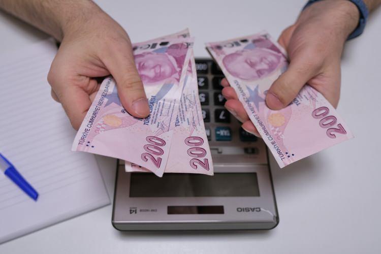 <p>Temmuz ve eylül aylarının TÜFE rakamlarının toplamında ortaya çıkan enflasyon yüzde 7,50 oldu. SSK, Bağkur emeklileri şimdiden yüzde 7,50 zam almaya hak kazandı. </p>
