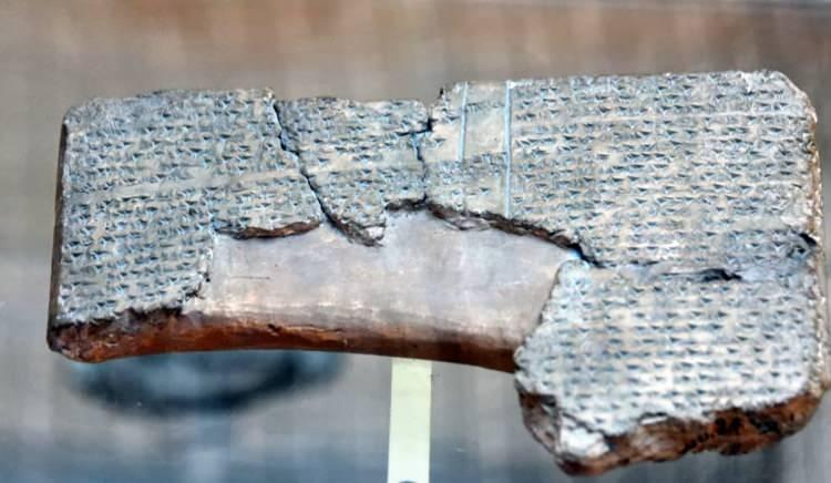 <p>Arkeologlar, bir dizi kil tabletin üzerinde <strong>"Hurri İlahisi No.6"</strong> adını verdikleri eseri buldu. akat, bunlardan sadece  bir tanesi, az hasarlı diyebileceğimiz şekilde çıkarılmıştır. Yapılan çalışmalar sonucunda bu tablet, notalara dökülerek, müzik enstrumanlarıyla çalınabilecek duruma getirilebildi.</p>
