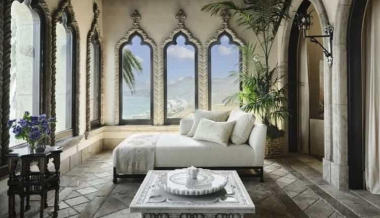 <p><strong>Yedi yatak odası, dokuz banyo, meditasyon odası, spor salonu, iç avlu ve havuzdan oluşan malikanenin iç tasarımı da oldukça dikkat çekici.</strong></p>
