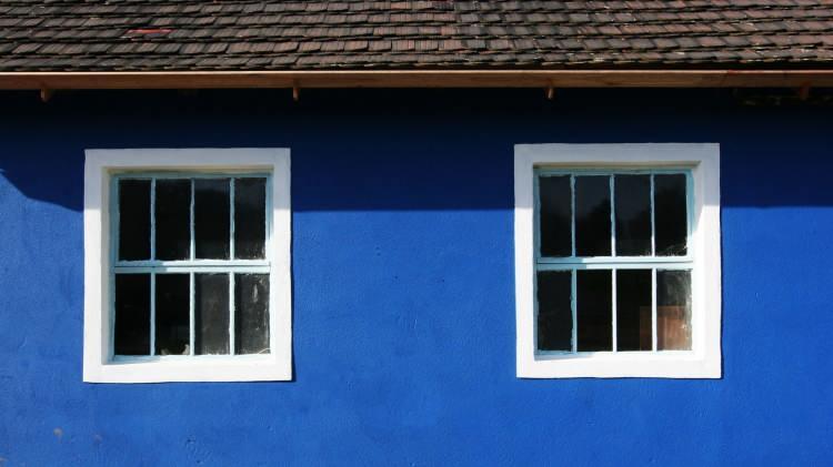 <p><span style="color:#FF0000"><strong>DUYGUSAL BİR FREN GÖREVİ ÜSTLENİYOR</strong></span></p>

<p><strong>Mavi renk, huzur, güven ve sakinliği temsil ettiği için psikolojik rahatsızlıklar yaşayan bazı kişiler, rengin doğal sakinleştirici etkisinden faydalanıyor.</strong></p>
