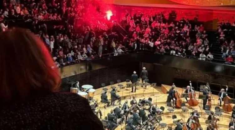 Paris'te arbede yaşandı: İsrail Filarmoni Orkestrası'na meşaleli protesto!