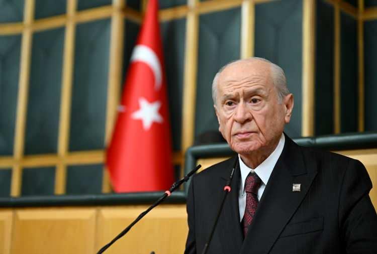 <p><span style="color:rgb(33, 37, 41)">MHP Lideri Devlet Bahçeli'nin taktığı rozette ise, kare bir form içinde “Lâ havle ve lâ kuvvete illâ billahi’l-aliyyi’l-azim” (Güç ve kuvvet ancak yüce ve büyük olan Allah’a aittir.) ifadesi kufi sanatı kullanılarak dizayn edilerek, çevresi rumi motiflerle süslenmiş olduğu görüldü.</span></p>

