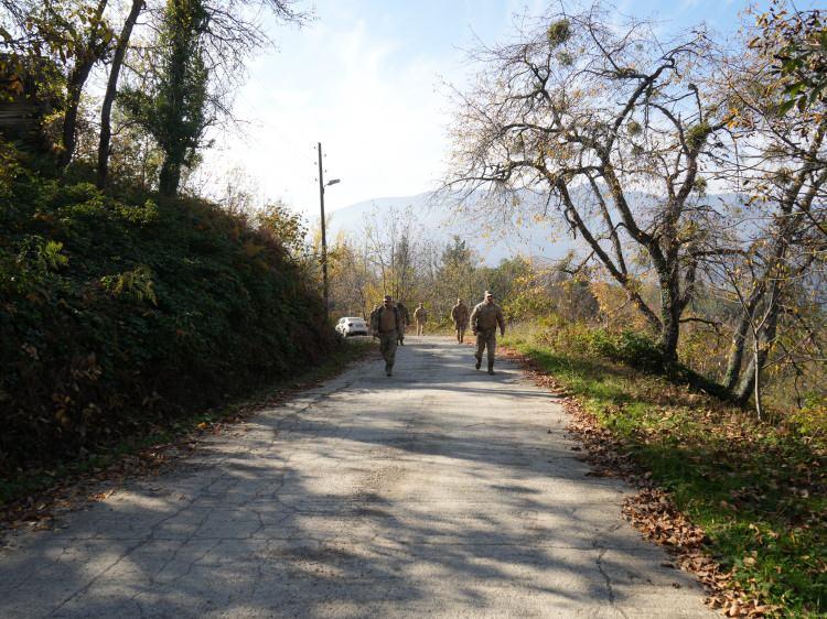 <p>Kendi köyüne giderken bile ‘biz köye gideceğiz, gidebilir miyiz’ diye izin alıp giderdi" şeklinde konuştu.</p>
