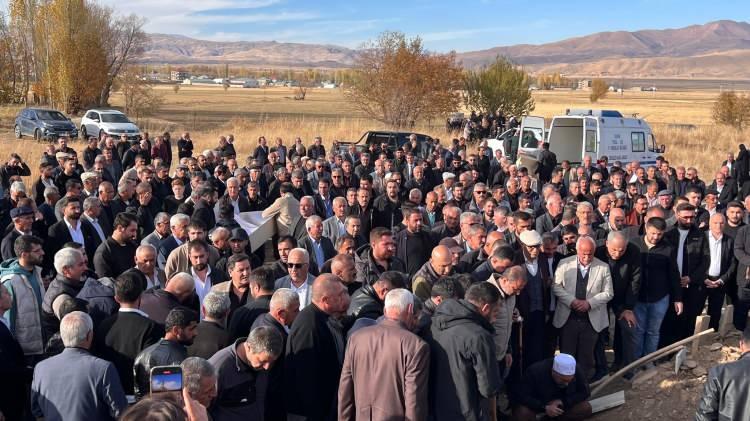 <p>Hastanede tedavisi süren 2 çocuk annesi Selma Karay da kurtarılamadı. Karay’ın cenazesi, bugün öğle saatlerinde yakınları tarafından alınarak Yüksekova’ya getirildi. Selma Karay, Gürdere Mezarlığı’nda gözyaşları arasında toprağa verildi.</p>

<p> </p>
