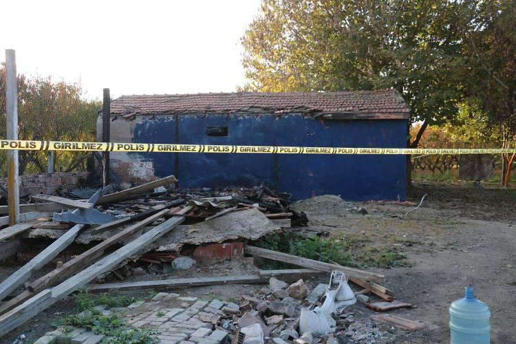 <p>Bir süre sonra evde bulunan sobanın devrilmesi sonucu yangın çıktı. </p>
