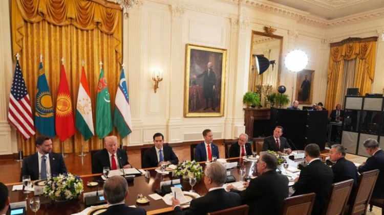 <p> ABD Başkanı Donald Trump, Kazakistan, Kırgızistan, Tacikistan, Türkmenistan ve Özbekistan liderlerini Beyaz Saray'da ağırlarken, C5+1 formatında düzenlenen zirve, ABD'nin bölgeye artan ilgisinin bir göstergesi olarak değerlendiriliyor.</p>
