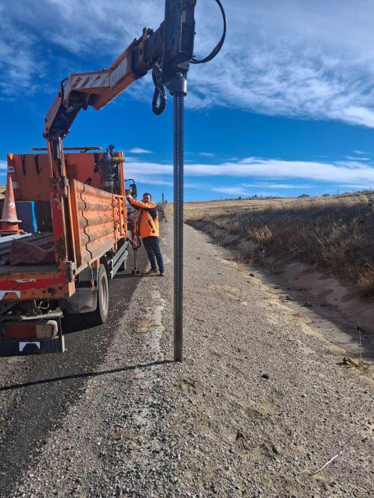<p>Bakan Uraloğlu, <strong>“Karayollarındaki Hız Sınırlama Uygulamalarında Yeknesaklık”</strong> konulu Cumhurbaşkanlığı Genelgesi’nin 16 Ağustos 2025 tarihinde Resmi Gazete’de yayımlandığını hatırlattı.</p>

<p> </p>

<p>Bakan Uraloğlu, Ulaştırma ve Altyapı Bakanlığı ile İçişleri Bakanlığı arasında imzalanan protokol ile bu iki Bakanlığımızın koordinasyonunda yürütülen çalışmalar kapsamında "trafik işaret levhaları mümkün olduğu kadar az fakat gerektiği kadar çok olmalıdır" ilkesi doğrultusunda standardize edildiğini ifade etti. </p>
