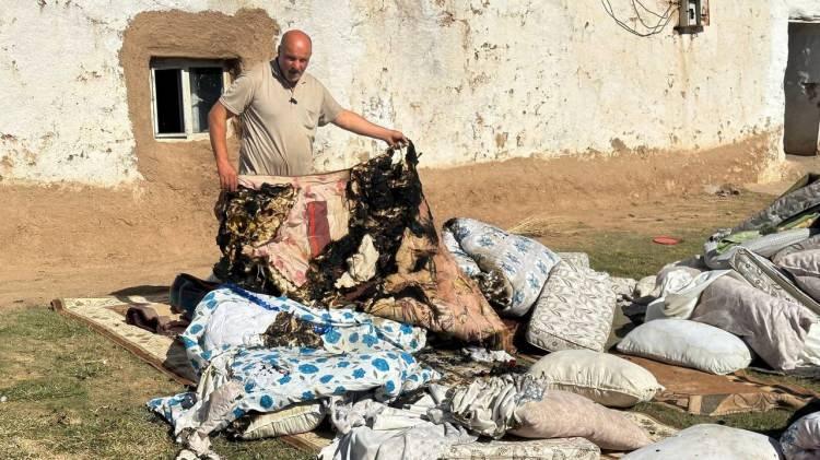 <p>Gün içerisinde defalarca evindeki eşyaları tutuşan 8 kişilik aile, evlerini boşaltmak zorunda kaldı.</p>

<p>Dışarı çıkarttıkları eşyaları da aniden tutuşan aile, komşularına sığınmak zorunda kaldı.</p>
