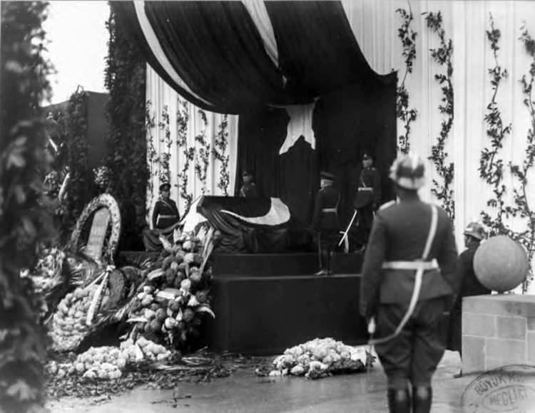 <p>Atatürk'ün naaşı 11.30'da TBMM binası (İkinci Meclis/Cumhuriyet Müzesi) önüne getirilerek, burada hazırlanmış olan katafalka yerleştirildi.</p>
