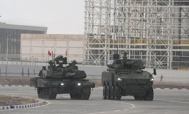 <p><strong>YERLİ TANK TÜRKİYE'Yİ ZIRHLI GÜÇLER ARASINDA ZİRVEYE TAŞIYOR</strong></p>

<p> </p>

<p>Israeldefense'in haberine göre, Altay tankı Savunma Sanayii Başkanlığı (SSB) ve BMC öncülüğünde geliştirilen tamamen yerli bir platform olarak Türkiye'yi ABD, Almanya ve Güney Kore gibi modern tank üretiminde öncü ülkelerle aynı seviyeye taşıdı.</p>
