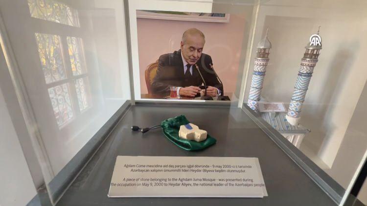 <p><span style="color:#B22222"><strong>- "HAYDAR ALİYEV, BU TAŞIN BU CAMİYE BİR GÜN GERİ DÖNECEĞİNE SÖZ VERMİŞ"</strong></span></p> <p>Ziyaretçilere rehberlik eden Eldar Kerimov, AA muhabirine, caminin 1868 yılında Azerbaycanlı mimar Kerbelayı Sefihan Karabaği tarafından yapıldığını söyledi.</p> <p> </p>